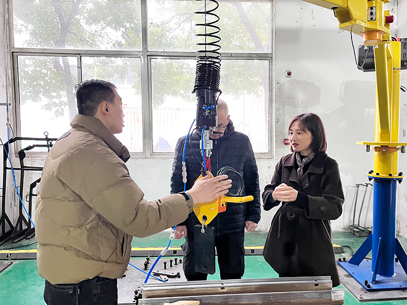 Customers Visit The Factory Deeply Experience The Lifting Equipment