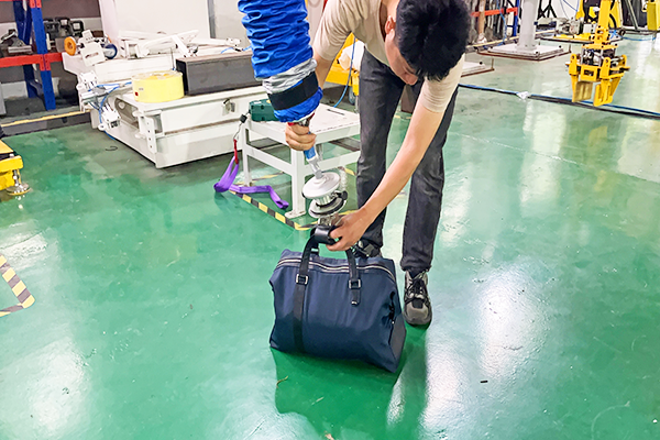 Revolutionizing Airport Baggage Handling with Vacuum Lifters